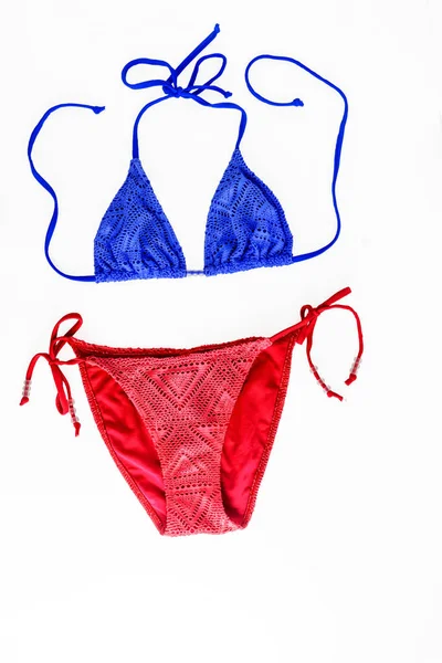 Flerfärgad Stickad Strand Bikini Isolerad Vit Bakgrund — Stockfoto