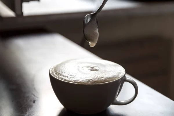 Xícara Café Com Espuma Sendo Agitada Por Uma Mão Humana — Fotografia de Stock