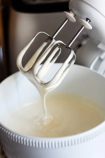 Fabrication Une Crème Pour Gâteaux Faits Maison Sur Mélangeur — Photo