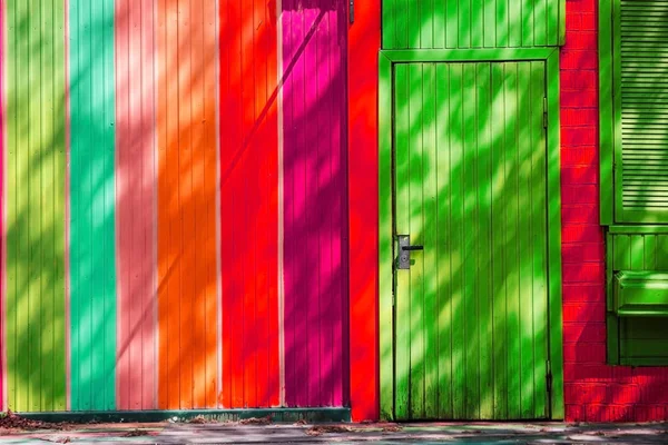 Parede Madeira Multi Colorida Porta Casa Kiev Ucrânia — Fotografia de Stock