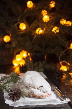 Dresden Stollen hafif örme zemin üzerine üzümlü geleneksel bir Alman pastadır. Christmas.Vintage tarzı için hediye. Meyveli kek tatil için