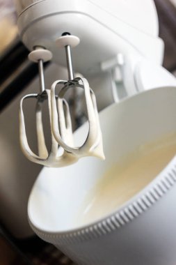 ev yapımı kek üzerinde bir karıştırıcı için krem yapma