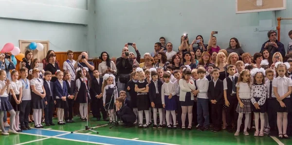 Kiev Ukraine May 2017 Niños Escolares Línea Última Campana Cantan — Foto de Stock