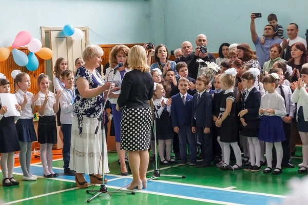 Kiev Ukraine May 2017 Niños Escolares Línea Última Campana Cantan — Foto de Stock