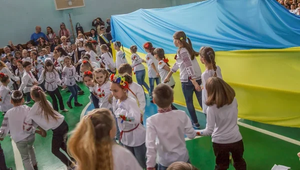 Kiev Ukraine Μπορεί 2017 Παιδιά Μαθητές Παρέλαση Γραμμή Χορού Κεντήματα — Φωτογραφία Αρχείου