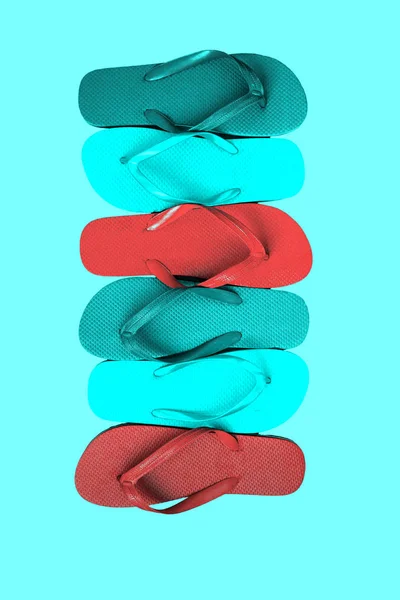 Διάφορα Ζευγάρια Των Πολύχρωμα Λαστιχένια Flip Flops Που Εκτίθεται Μια — Φωτογραφία Αρχείου