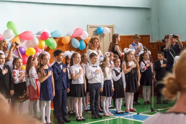 Ukraine Mai 2017 Des Écoliers Ligne Sur Dernière Cloche Chantent — Photo