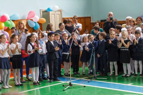 Kiev Ukraine May 2017 Niños Escolares Línea Última Campana Cantan — Foto de Stock