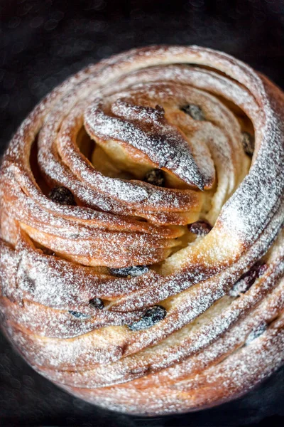 Crunch Koláč Košíček Podobě Roll Sypané Práškovým Cukrem Tmavém Pozadí — Stock fotografie