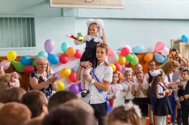 Kiev. Ukrayna. 26 Mayıs. 2017 - lise son zil. Mezun birinci sınıftan kız omuzunda ile büyük bir çan ayılar