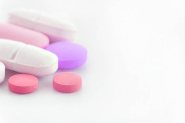 Bir sürü ilaç hapı. Renkli hapların ve kapsüllerin geçmişi.