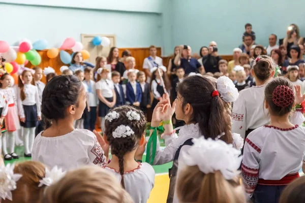 Kiev Ukraine Květen 2017 Děti Školáci Řádku Poslední Bell Zpívat — Stock fotografie