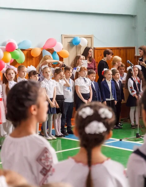 Kiev Ukraine May 2017 Niños Escolares Línea Última Campana Cantan — Foto de Stock