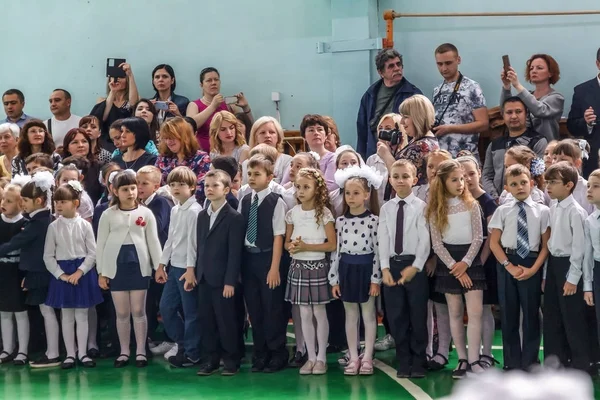 Kiev Ukraine May 2017 Niños Escolares Línea Última Campana Cantan — Foto de Stock