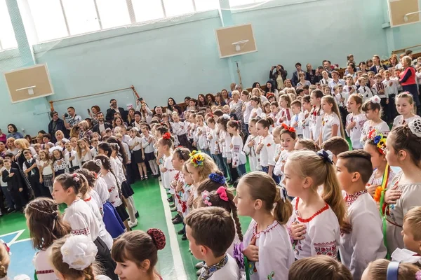 Kiev Ukraine May 2017 Niños Escolares Línea Última Campana Cantan — Foto de Stock