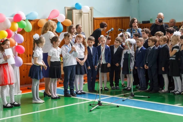 Kiev Ukraine May 2017 Niños Escolares Línea Última Campana Cantan — Foto de Stock