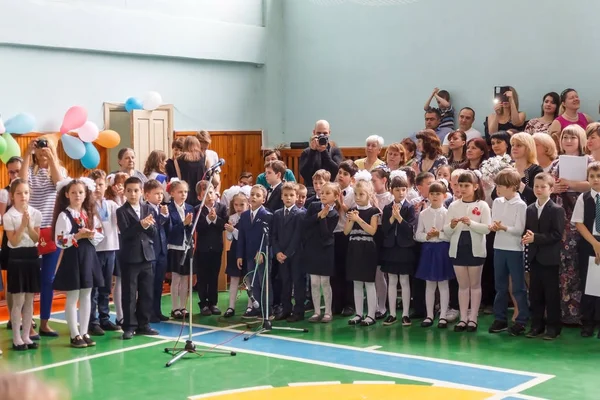 Kiev Ukraine May 2017 Niños Escolares Línea Última Campana Cantan — Foto de Stock