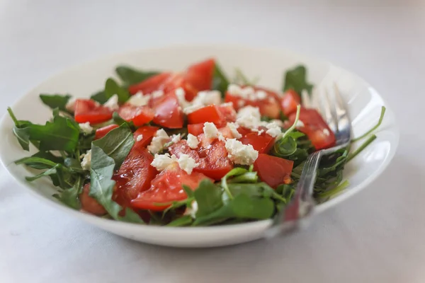 Salada Tomate Com Molho Manjericão Queijo Azeite Alho Sobre Fundo — Fotografia de Stock