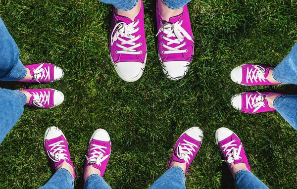 Beinkollage Altrosa Turnschuhen Auf Grünem Gras Blick Von Oben Das — Stockfoto