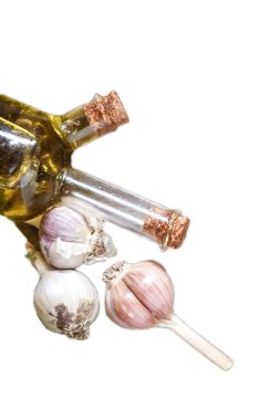 Beyaz arka plan üzerinde izole bir şişe sarımsak, zeytin yağı. Kolaj, montaj.