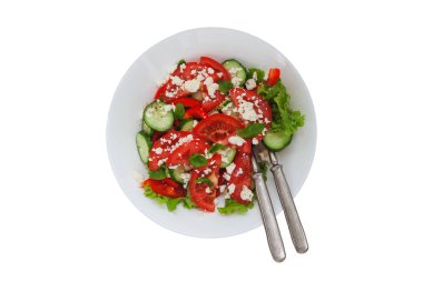 Shopska salata izole beyaz arka plan üzerinde beyaz bir tabak içinde. Minimalizm kavramı.