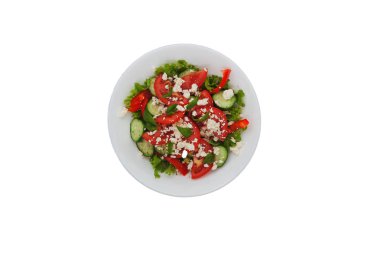 Shopska salata izole beyaz arka plan üzerinde beyaz bir tabak içinde. Minimalizm kavramı.