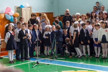 Kiev.Ukraine-Mayıs 26,2017: Çocuk okul son zil hatta üzerinde şarkı, dans, şiir oku, gerçekleştirmek, ödülü alan