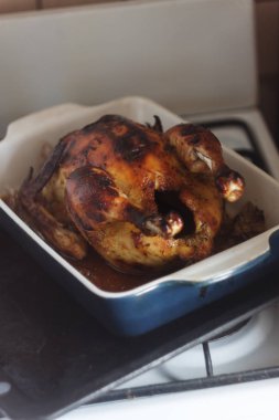 Altın kavrulmuş kabuk ile iştah açıcı pişmiş tavuk fırında pişmiş.