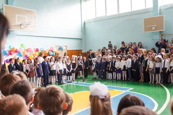 Kiev Ukraine Květen 2017 Děti Školáci Řádku Poslední Bell Zpívat — Stock fotografie