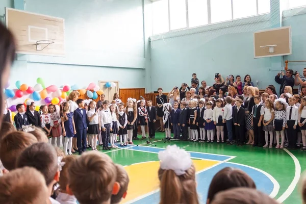 Kiev Ukraine May 2017 Niños Escolares Línea Última Campana Cantan — Foto de Stock