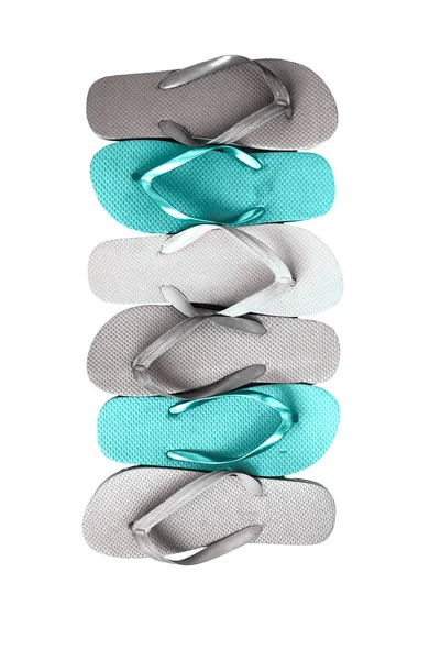 Mehrere Paare Mehrfarbiger Gummi Flip Flops Einer Reihe Ausgestellt Isoliert — Stockfoto