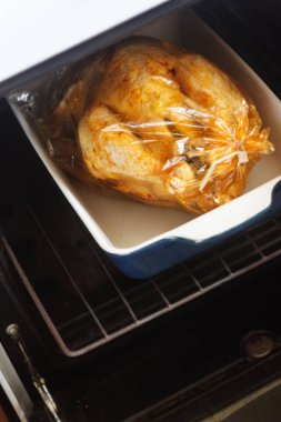 iştah açıcı pişmiş altın kavrulmuş kabuk bir film kol fırında Zeytinyağlı.