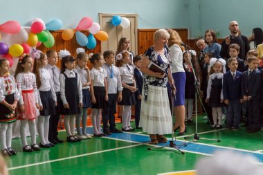 Kiev.Ukraine-Mayıs 26,2017: Çocuk okul son zil hatta üzerinde şarkı, dans, şiir oku, gerçekleştirmek, ödülü alan