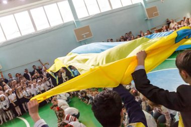 Kiev.Ukraine, 26,2017-çocuk okul geçit satırındaki oyaların Ukrayna bayrağı arka planı dans.