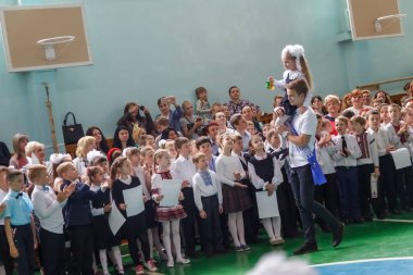 Kiev. Ukrayna. 26 Mayıs. 2017 - lise son zil. Mezun birinci sınıftan kız omuzunda ile büyük bir çan ayılar