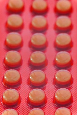 Bir sürü ilaç hapı. Renkli hapların ve kapsüllerin geçmişi.