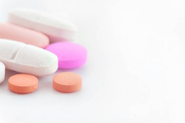 Bir sürü ilaç hapı. Renkli hapların ve kapsüllerin geçmişi.