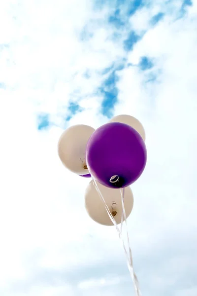 Globos Multicolores Vuelan Cielo Azul Claro Con Nubes —  Fotos de Stock