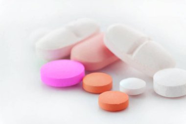 Bir sürü ilaç hapı. Renkli hapların ve kapsüllerin geçmişi.