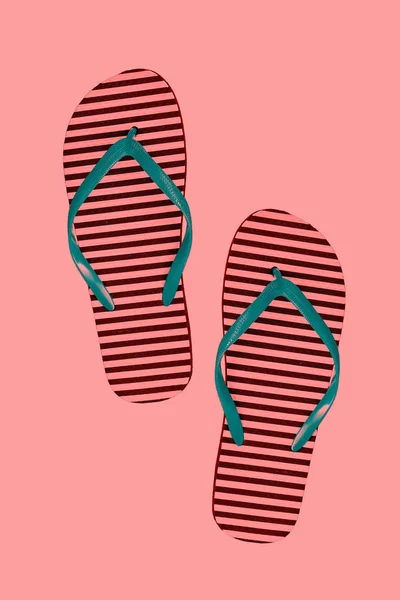 Gestreepte Rubberen Slippers Geïsoleerd Stijl Abstractie Neonmonochrome Neon — Stockfoto