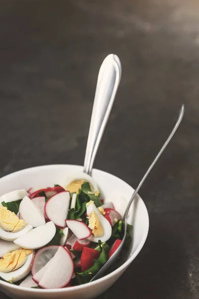 Salada Vegan Vegetal Ramson Rabanete Cebolas Verdes Ovos Cozidos Uma — Fotografia de Stock