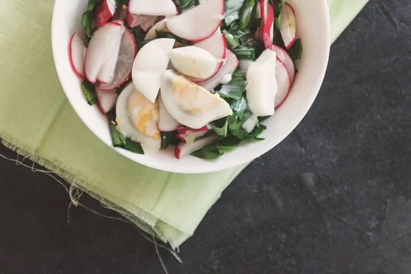 Salada Vegan Vegetal Ramson Rabanete Cebolas Verdes Ovos Fervidos Com — Fotografia de Stock