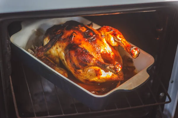 Apetitoso Pollo Horno Con Corteza Dorada Asada Cocinada Horno — Foto de Stock