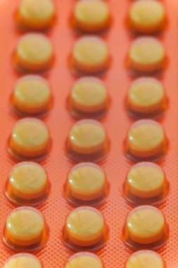 Bir sürü ilaç hapı. Renkli hapların ve kapsüllerin geçmişi.