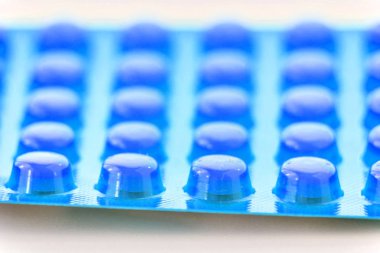 Bir sürü ilaç hapı. Renkli hapların ve kapsüllerin geçmişi.