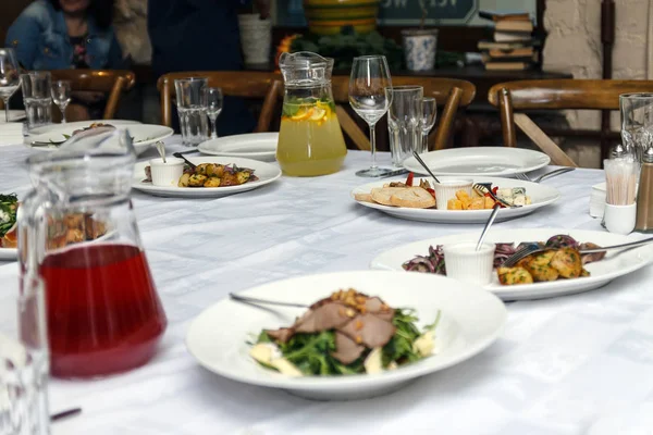 Mahlzeiten Mit Essen Werden Auf Dem Tisch Restaurant Ausgestellt Gedeckter — Stockfoto