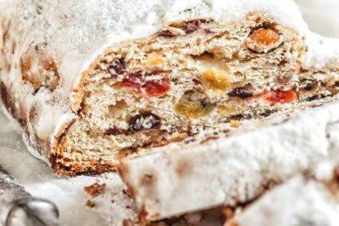 Geleneksel Noel aromalı meyveli kekinin yakın çekimi. Noel için güzel bir hediye. Seçici odak