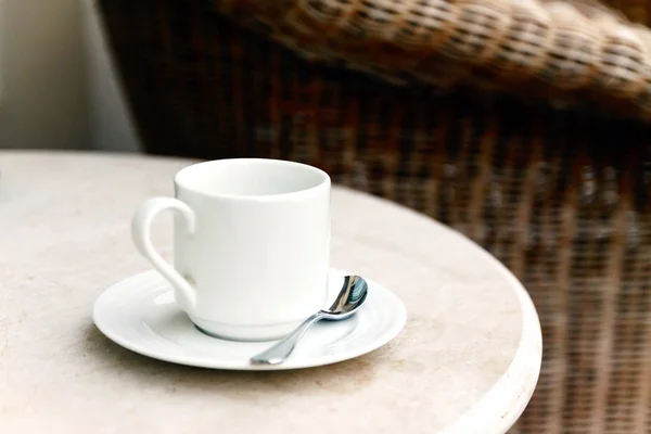 Beyaz Kahve Fincanı Tabağı Sokak Bir Kafede Bir Masada Bulanıklık — Stok fotoğraf
