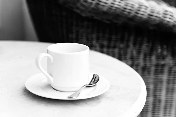 Taza Café Blanco Platillo Una Mesa Café Calle Desenfoque Enfoque — Foto de Stock