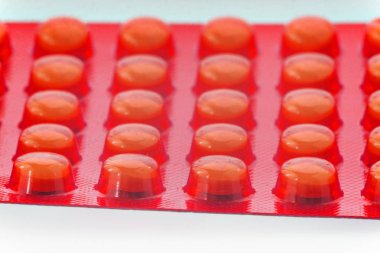 Bir sürü ilaç hapı. Renkli hapların ve kapsüllerin geçmişi.